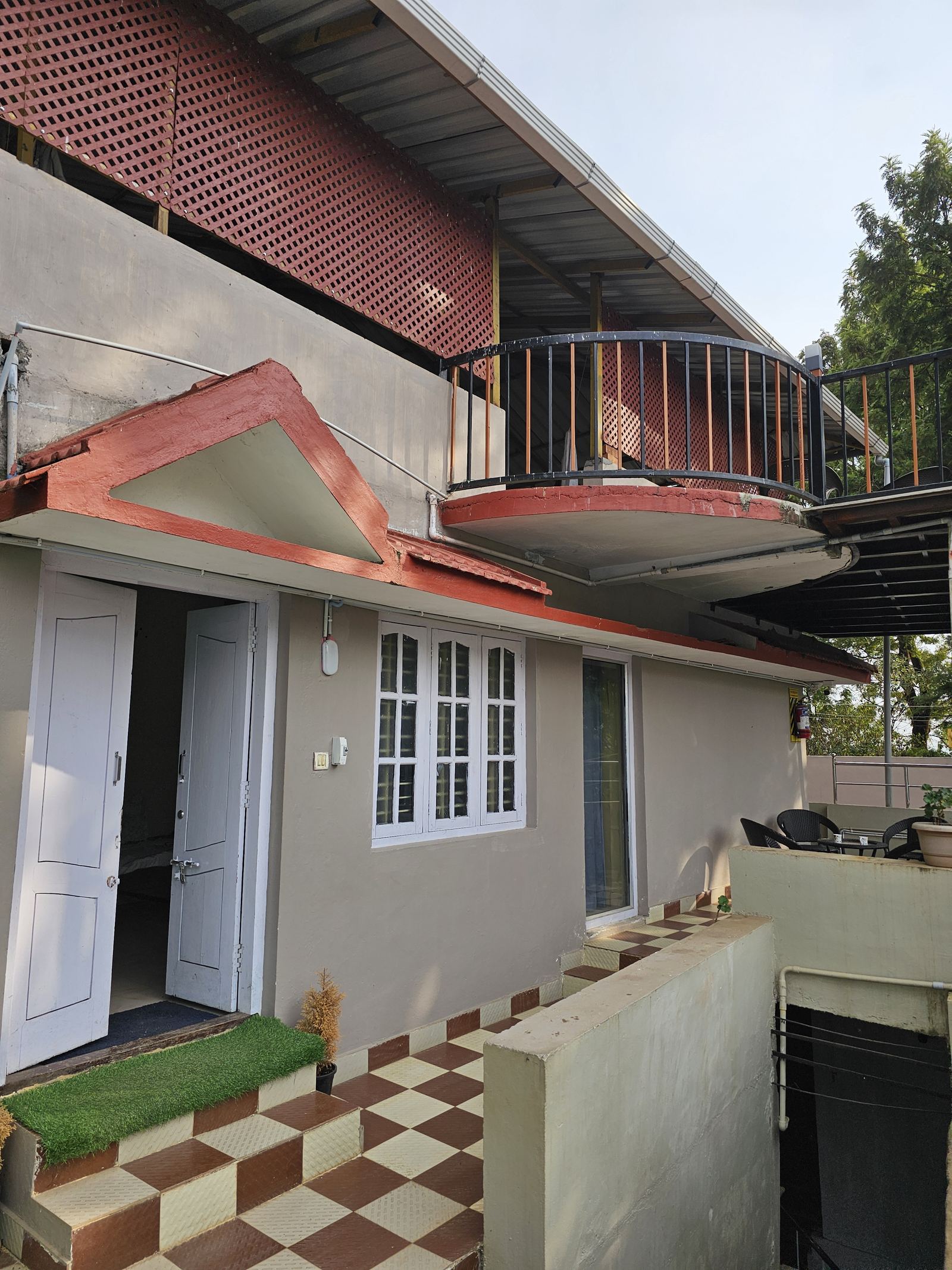 La Siesta Cottage exterior with balcony and spiral staircase